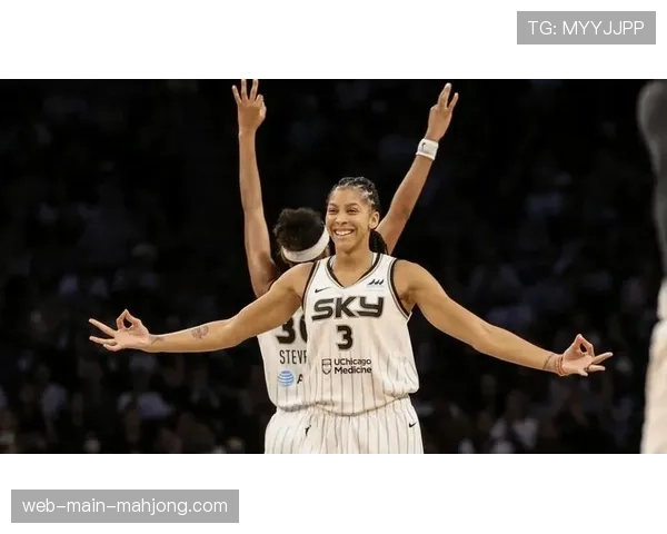 特写：老将坎迪斯·帕克以教练身份现身火花队训练营，指导年轻内线